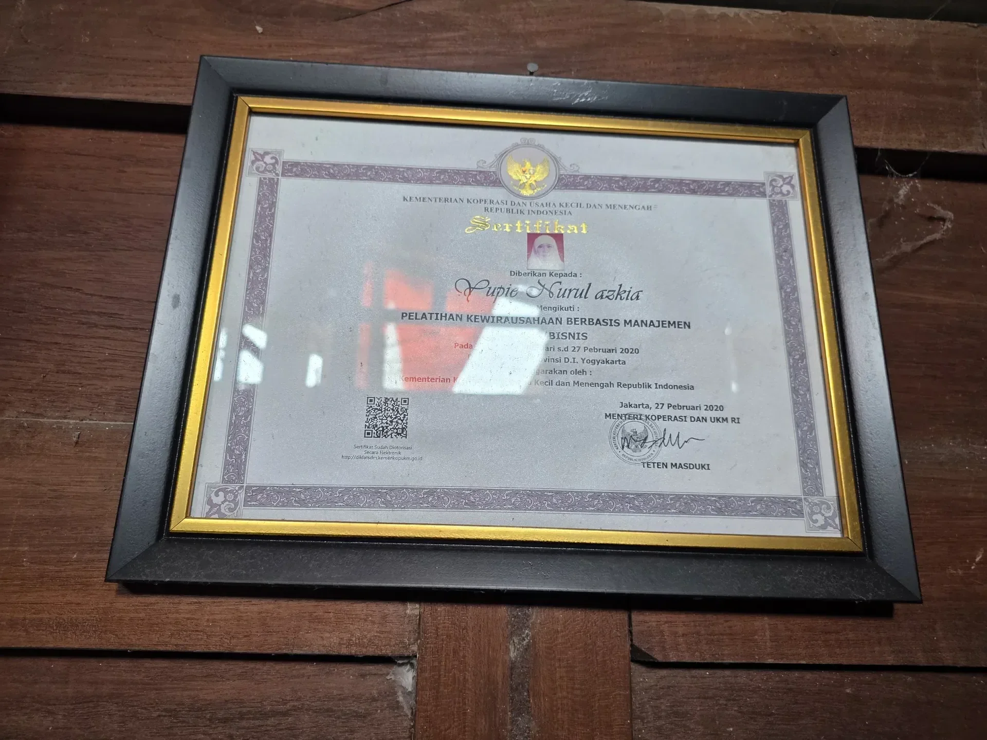 Sertifikat pelatihan kewirausahaan dari Kementerian Koperasi untuk pengurus YUKA